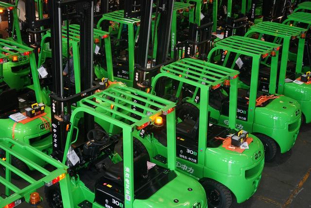 江苏靖江积极推进叉车“油改电”