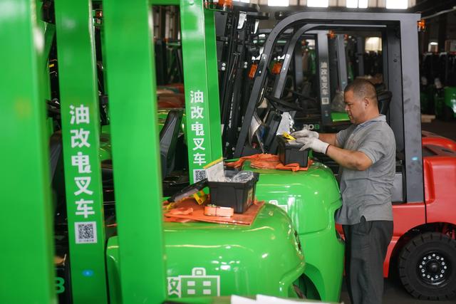 江苏靖江积极推进叉车“油改电”